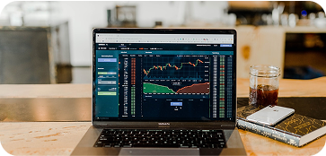 Personne investissant sur ordinateur
